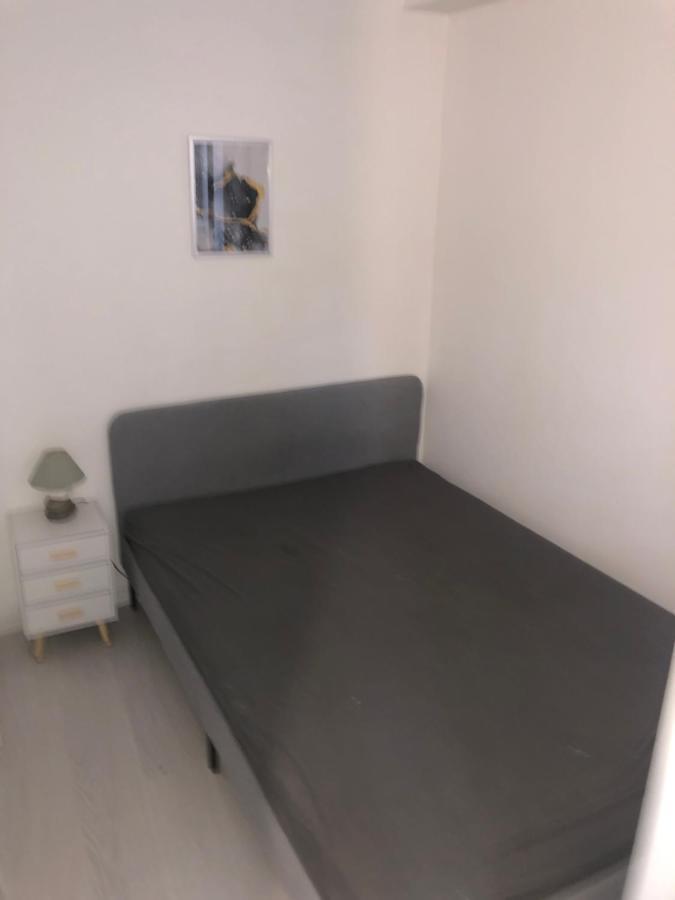 Cosy Appartement Au Plein Centre De Ruffec Bagian luar foto